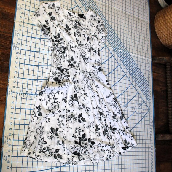 H&M Dress, Size 4 (Fits Like a 2) - Picture 6 of 9